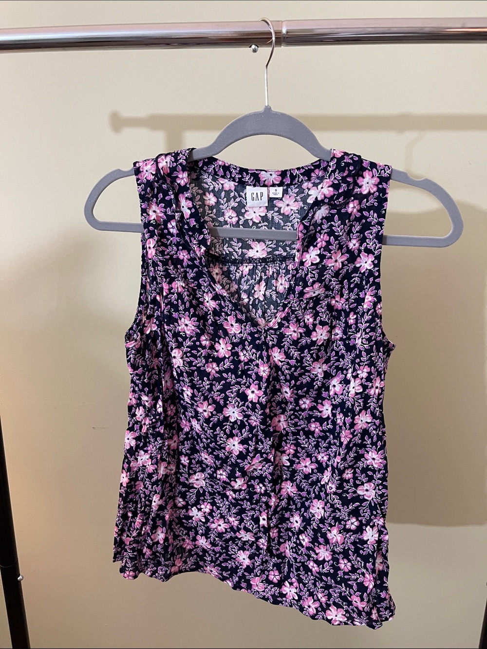GAP Pink Floral V-Neck Sleeveless Top